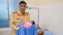CSGT dùng xe chuyên dụng khẩn cấp đưa sản phụ tới viện sinh con an toàn