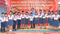 Ban Tuyên giáo Trung ương trao học bổng ở Tiền Giang