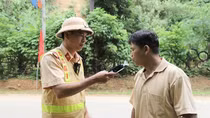 Tuyên truyền, tuần tra đảm bảo an toàn giao thông trên tuyến quốc lộ 6