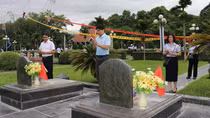 Đoàn công tác BHXH Việt Nam và BHXH tỉnh Điện Biên dâng hương tưởng niệm các Anh hùng liệt sĩ