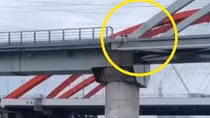 Nam thanh niên khuyên ngăn kịp thời người phụ nữ có ý định nhảy cầu Bình Lợi