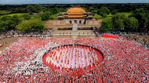 Hàng nghìn học sinh Cố đô Huế đội nón lá cổ vũ “nhà vô địch Olympia”