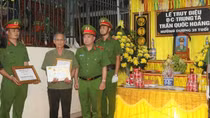 Truy tặng Huân chương Bảo vệ Tổ quốc hạng Nhì cho Trung tá Trần Quốc Hoàng
