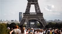 Hỏa hoạn bùng phát tại tháp Eiffel trước thềm Giáng sinh