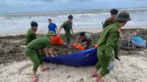 Công an giúp dân dọn hàng tấn rác "tấn công" bãi biển Hội An