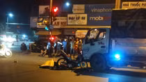 2 người thương vong khi xe máy tông vào đầu xe tải đang dừng đèn đỏ