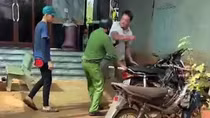 Tạm giữ đối tượng nhậu say chống đối Công an xã