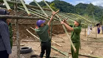 Công an huyện Mường Lát hỗ trợ người dân bản Ún ổn định cuộc sống