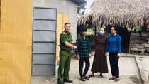 Công an xã đến nhà đón học sinh ngủ quên đưa tới điểm thi
