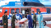 Lần đầu tiên trực thăng vận chuyển cùng lúc 3 bệnh nhân từ Trường Sa về đất liền