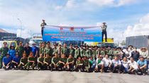Công an tiếp tục hỗ trợ nước sạch cho người dân cùng hạn mặn