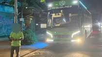 Xử phạt tài xế xe khách đi lùi trên cầu vượt Láng Hạ