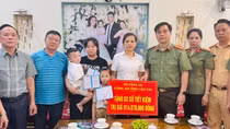 Trao sổ tiết kiệm cho gia đình Trung tá Quách Văn Trường