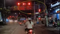 Xe ben chở đất ngang nhiên vượt đèn đỏ ở Bạc Liêu