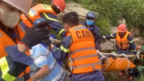 Cảnh sát vượt núi, tiếp cận bờ biển tìm kiếm thi thể nạn nhân bị rơi xuống vực