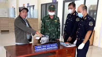Ôm túi nilon chứa 1,2 kg vàng đi qua biên giới