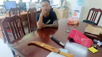 Tài xế ô tô “dính cồn” kịch khung, mang theo dao và gậy ba khúc