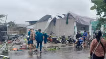 Lốc xoáy làm sập, tốc mái 33 căn nhà ở Tiền Giang