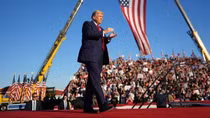 Ông Trump mang theo thông điệp cứng rắn khi trở lại nơi bị ám sát hụt