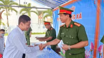 Bàn giao căn cước và sim điện thoại cho các phạm nhân được đặc xá