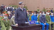 Khoảng lặng trước công đường