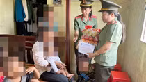 Bi kịch của những bà mẹ tuổi teen ven biển Vĩnh Châu