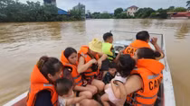 Công an Thái Nguyên hỗ trợ trẻ sơ sinh, người già yếu khỏi biển nước lũ