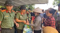 Bệnh viện 19/8 tặng quà hỗ trợ người dân vùng lũ lụt ở Yên Bái