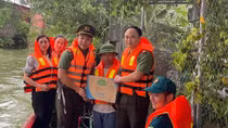Công an Hà Nội hỗ trợ thực phẩm, nước uống cho người dân vùng ngập lụt