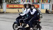 Học sinh đi xe máy sai quy định đến trường: Trách nhiệm thuộc về ai?