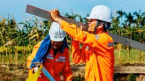 Hơn 87% khách hàng của EVNNPC thanh toán tiền điện không dùng tiền mặt