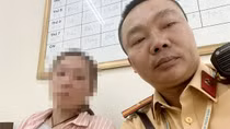 CSGT giữ chặt tay, ngăn người phụ nữ nhảy cầu Chương Dương tự tử