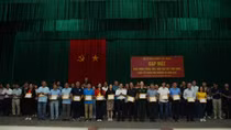 Trao huy hiệu, kỷ niệm chương Trường Sa cho các nhà báo, diễn viên