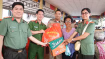 Khám, phát thuốc và tặng quà người dân có hoàn cảnh khó khăn tại Campuchia
