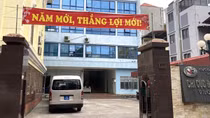 Đăng kiểm viên ôm bọc tiền để cấp nhanh giấy chứng nhận đăng kiểm cho 4 sà lan