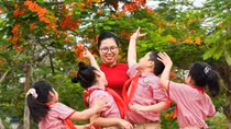 Du khách nhộn nhịp tàu xe về Hải Phòng