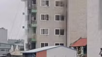 Cảnh sát cấp mặt nạ, đưa 3 người thoát ra ngoài an toàn
