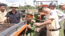 Dán phản quang cho máy cày phòng ngừa tai nạn ở vùng nông thôn