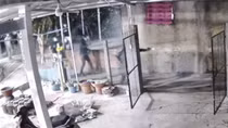 Truy xét nhóm côn đồ hung hãn cầm hung khí tấn công nhà dân