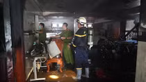 3 người mắc kẹt trong phòng ngủ được lính cứu hỏa đưa ra ngoài an toàn