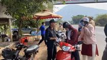Cảm động hình ảnh CBCS vùng biên “đội nắng” vá xe, tiếp nước suối người dân nghèo