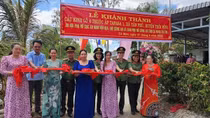 Hội phụ nữ Cục An ninh nội địa và Hội phụ nữ Công an tỉnh Cà Mau trao tặng “Cây cầu tình thương”