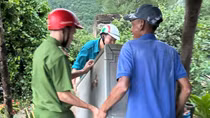 Công an thị xã Đông Hòa giúp dân khắc phục hậu quả lốc xoáy