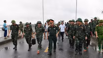Lực lượng Công an, Quân đội xuyên đêm dầm mưa chuẩn bị phương án lắp cầu phao thay thế cầu Phong Châu