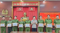 Thưởng nóng Công an TP Pleiku về thành tích triệt phá sòng bạc quy mô lớn