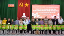 Đồng chí Lê Tấn Tới tặng quà gia đình chính sách và người dân nghèo Long An