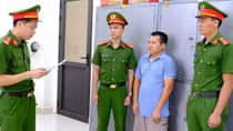 Lái xe container thông chốt, đâm thẳng vào lực lượng CSGT