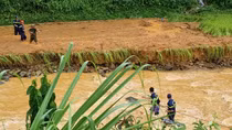 Công an Cao Bằng mang mì, gạo, suất ăn hỗ trợ người dân vùng ngập lụt