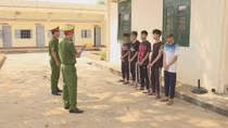 Bé gái 12 tuổi bị 5 thanh thiếu niên dụ vào nhà nghỉ