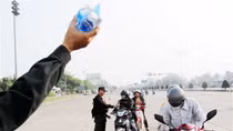 Trạm tiếp sức làm mát lòng người dân miền Tây về quê đón Tết